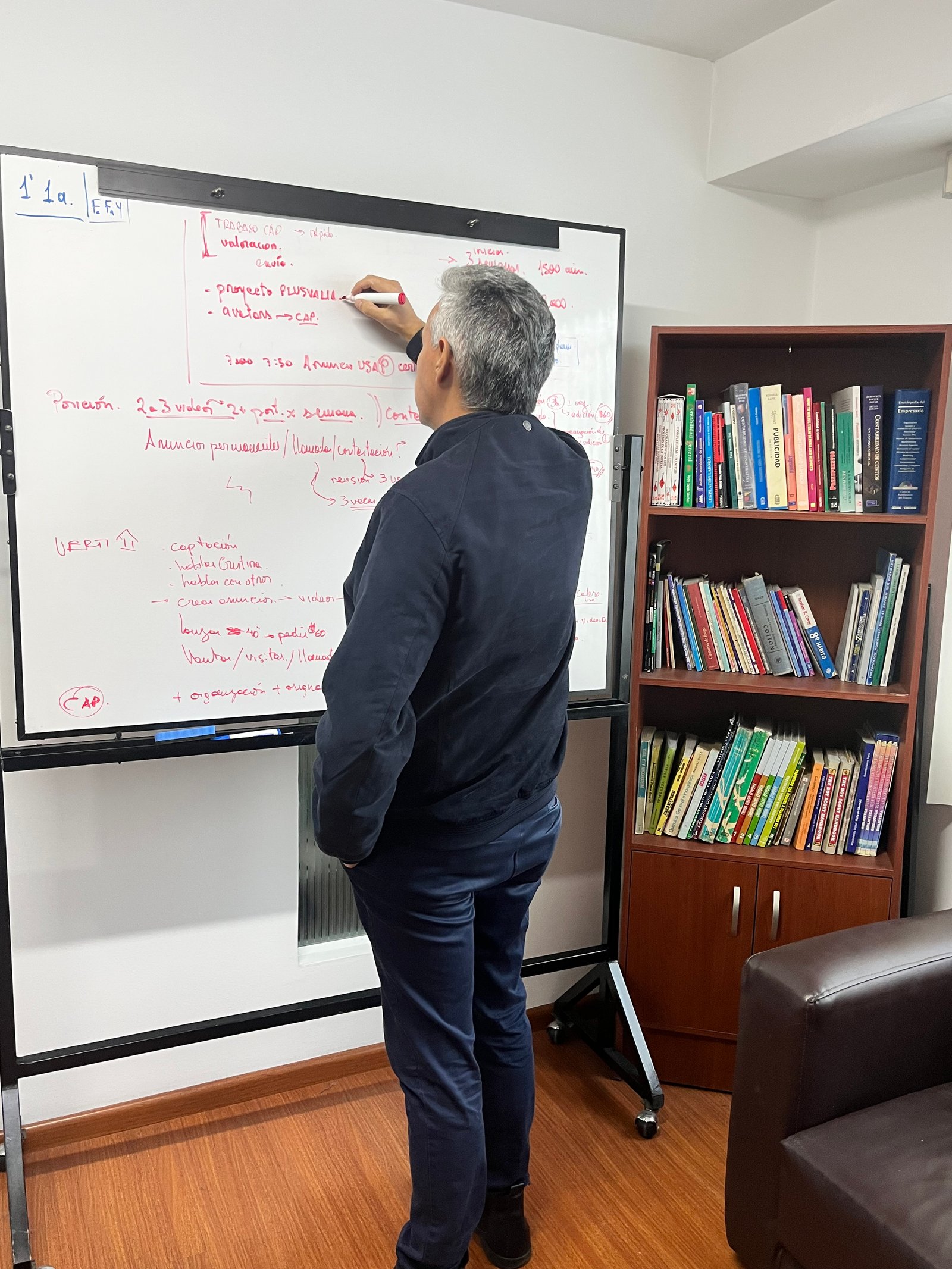 Sesión de asesoría académica o clase de apoyo