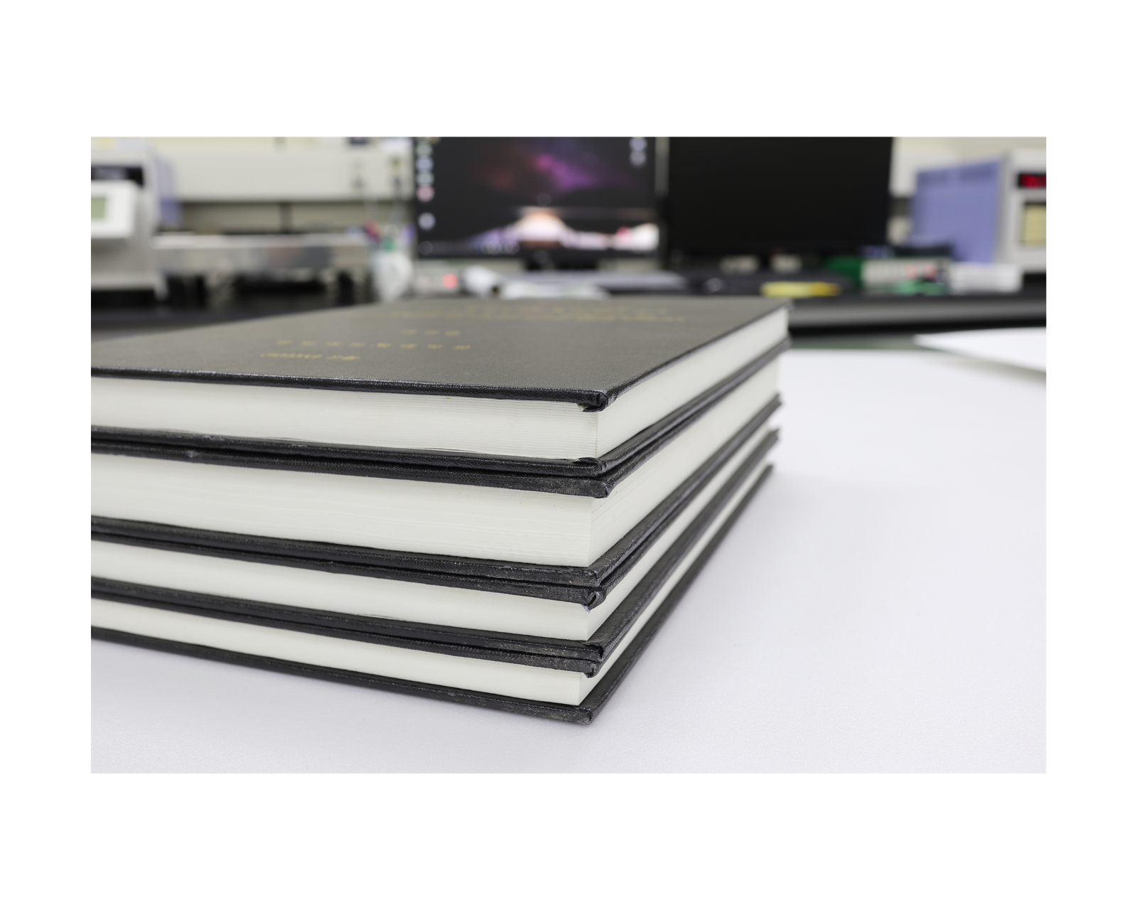 Tesis impresa sobre escritorio